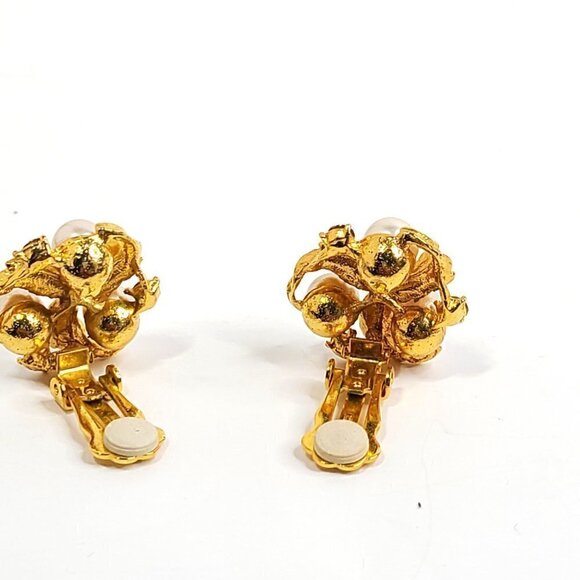 Vintage White Faux Pearl Bead Rhinestone Cluster Swirl Clip On Earrings 1" - Picture 6 of 8